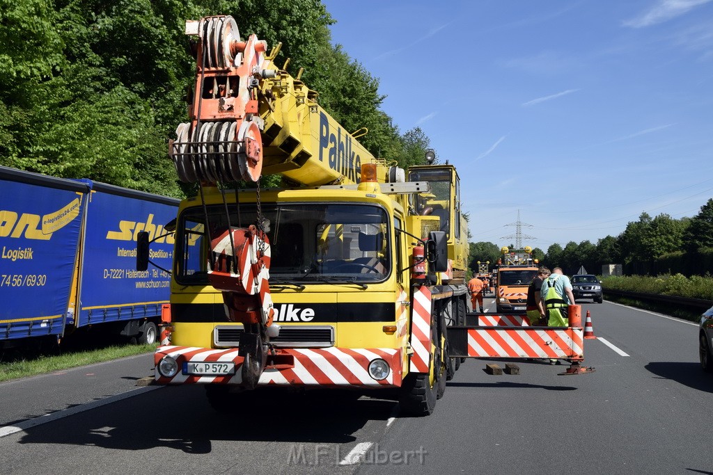 LKW in Boeschung A 3 Rich Frankfurt Hoehe Roesrath Lohmar P036.JPG - Miklos Laubert